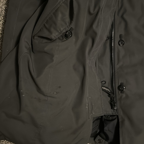 Canada Goose Winter Parka. Ladies size large. - Picture 14 of 15